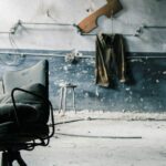 Een stoer industrieel tv-meubel van metaal en hout in een moderne woonkamer, die karakter en functionaliteit toevoegt aan de ruimte.