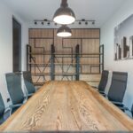 Een stijlvolle houten vergadertafel in een moderne vergaderruimte, perfect voor zakelijke bijeenkomsten.