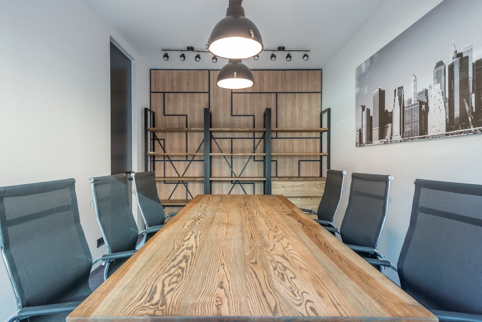 Een stijlvolle houten vergadertafel in een moderne vergaderruimte, perfect voor zakelijke bijeenkomsten.