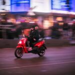 Een persoon rijdt veilig op een scooter zonder rijbewijs in Nederland, met een focus op alternatieve mobiliteit.