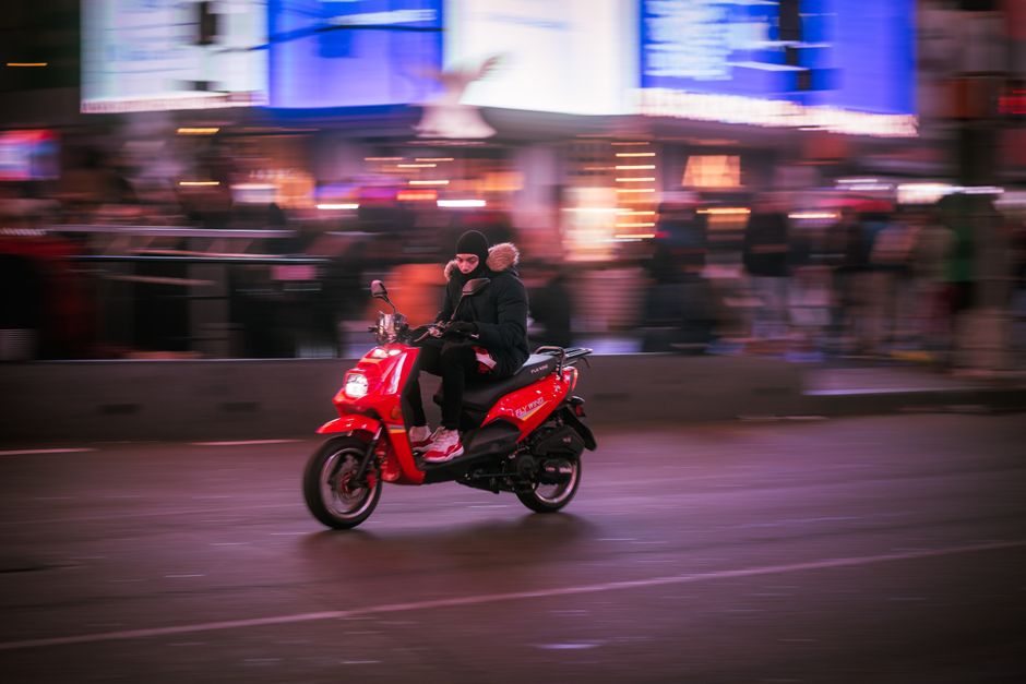 Een persoon rijdt veilig op een scooter zonder rijbewijs in Nederland, met een focus op alternatieve mobiliteit.